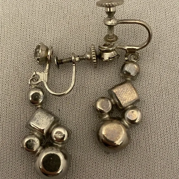 Vintage silver tone screw back earrings with clear rhinestone drops - Picture 3 of 3